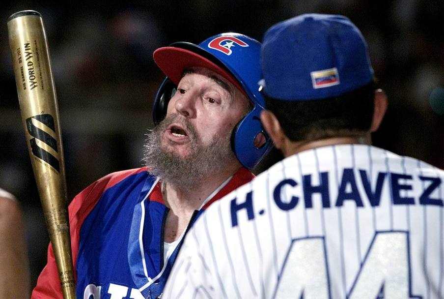 Castro e Hugo Chavez durante un&#39;amichevole di baseball tra Cuba e Venezuela. REUTERS